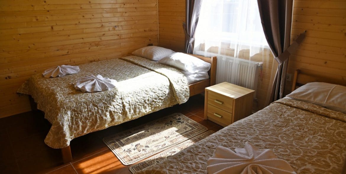 Номер на трьох