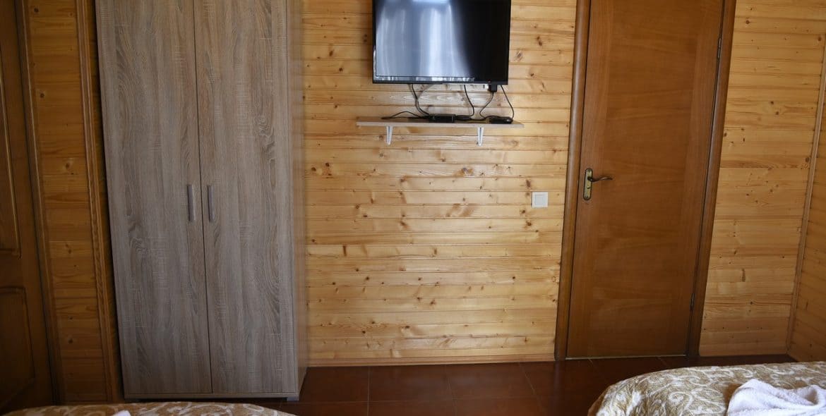 Номер на трьох